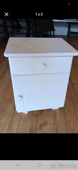 Drevěný noční stolek