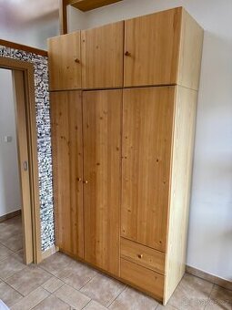 Skříň IDEA vč. nástavce masiv borovice