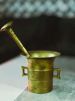 Mosazný hmoždíř s tloučkem – dekorace i plně funkční