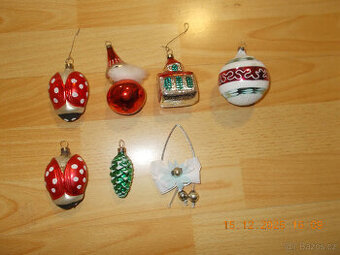 Prodej vánočních ozdob.