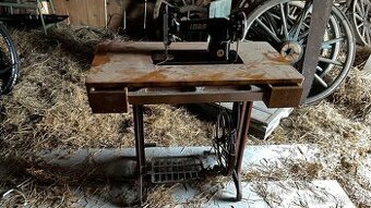 Šlapací šicí stroj Lada