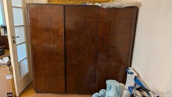 Skříň třídveřová