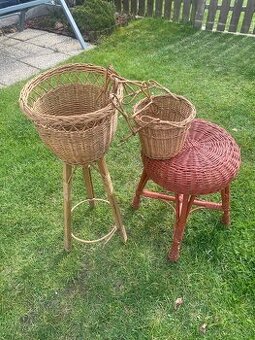Proutěné košíky a stolička