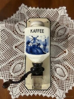 Nástěnný starožitný mlýnek