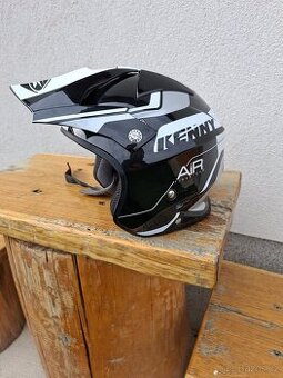 Přilba na trial moto