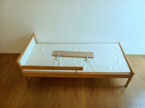 SNIGLAR - Komplet postel s roštem a matrací