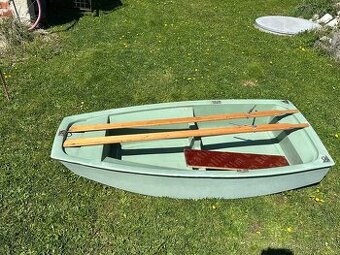 Prodám dvouplášťovou loď k opravě o délce 240 cm.