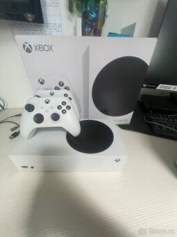 Xbox Series S, 2 ovladace+ nabijecka na ovladace