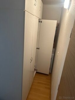 Bílá skříň s nástavcem