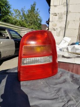 Audi a4 fl b5 avant zadní pravé světlo