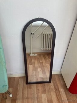 Zrcadlo v dřevěném rámu