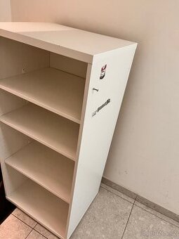 Bílá policová skříňka IKEA (60×130×50 cm)