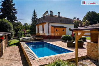 Rodinný dům s komerční budovou a garážemi, Sadov