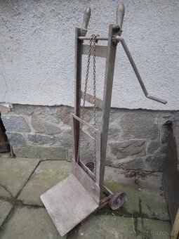 Rudl se zdvihacím mechanismem