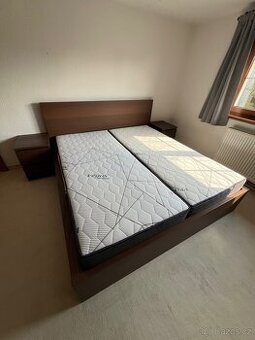 Postel IKEA MALM 180x200cm včetně dvou nočních stolků