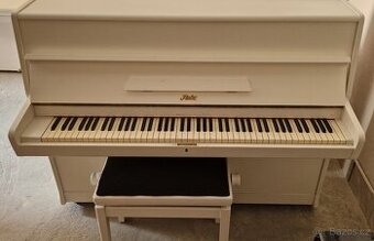 Bílé piano Rösler - Petrof se židlí