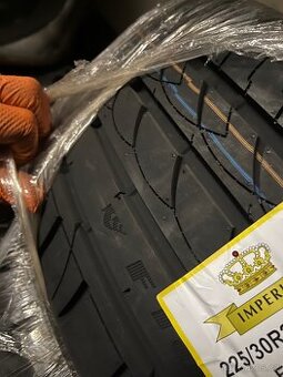 225/30 R20