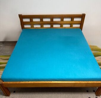 Masivní manželská postel 180×200 cm s roštem – výborný stav