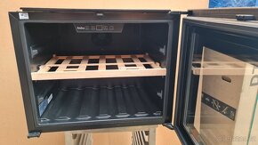 Lednice Amica malá na víno, 63L netto