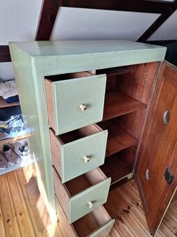 Prodám zachovalou dřevěnou skříňku – vintage/retro styl