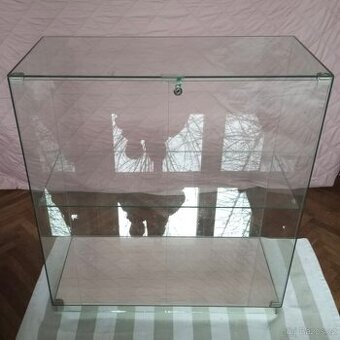 Celoskleněná vitrína