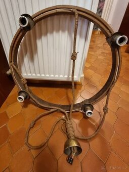 Kulatý dřevěný lustr