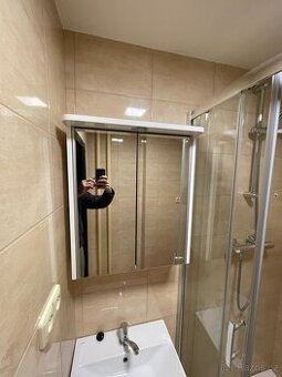 koupelnová skříňka