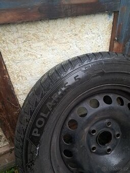 Zimni pneu s plechacema