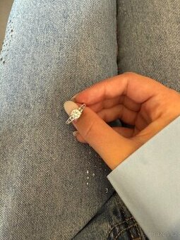 Stříbrný prsten s kamínkem