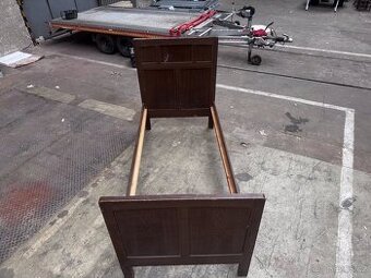 Dřevěná postel masiv