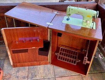 Šicí stroj značky Minerva