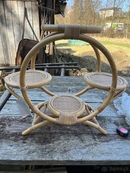 Ratanovy stojan na kytky