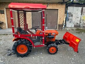 Traktor KUBOTA 4X4 + pluh - 1