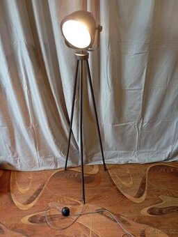 Industriální stojací lampa Kemaeur