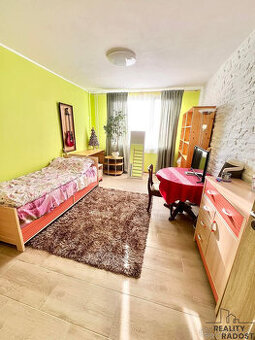 Nabízíme pronájem prostorného bytu 3+1 se zasklenou lodžií, 