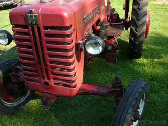 traktor MC CORMICK