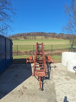 Výsuvný pojízdný žebřík