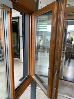 Dřevěné dvoukřídlé okno + žaluzie