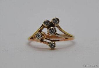 Zlatý prsten osázený brilianty celkem  0.26 ct