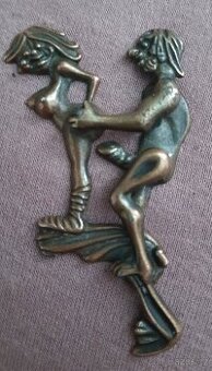 Mosazná pohyblivá dvojice která si hraje.