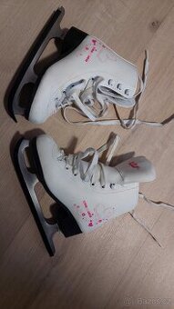 Dívčí lední brusle