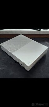 Xbox one S 1tb + hry