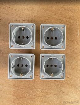 4× panelová zásuvka 230 V (Schuko) – nové