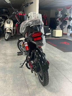 Elektroskútr RACCEWAY® E-BABETA®, vínová-metalíza