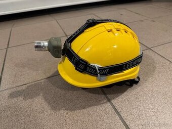 Přilba bezpečnostní na práci s ochranou brýlí a LED světlem