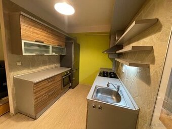 Moderní kuchyňská linka se spotřebiči