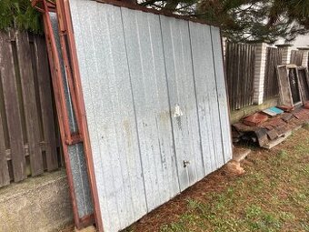 Prodám výklopná garážová vrata 2 ks