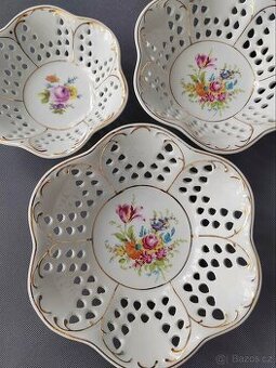 Sada krásných prolamovaných porcelánových košíku