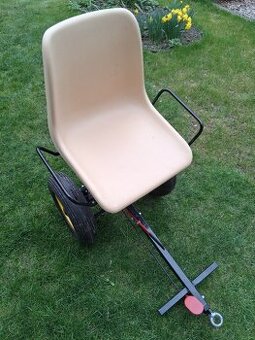 Přípojná sedačka k sekačce