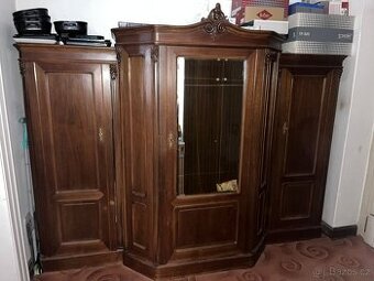 Starožitná skříň